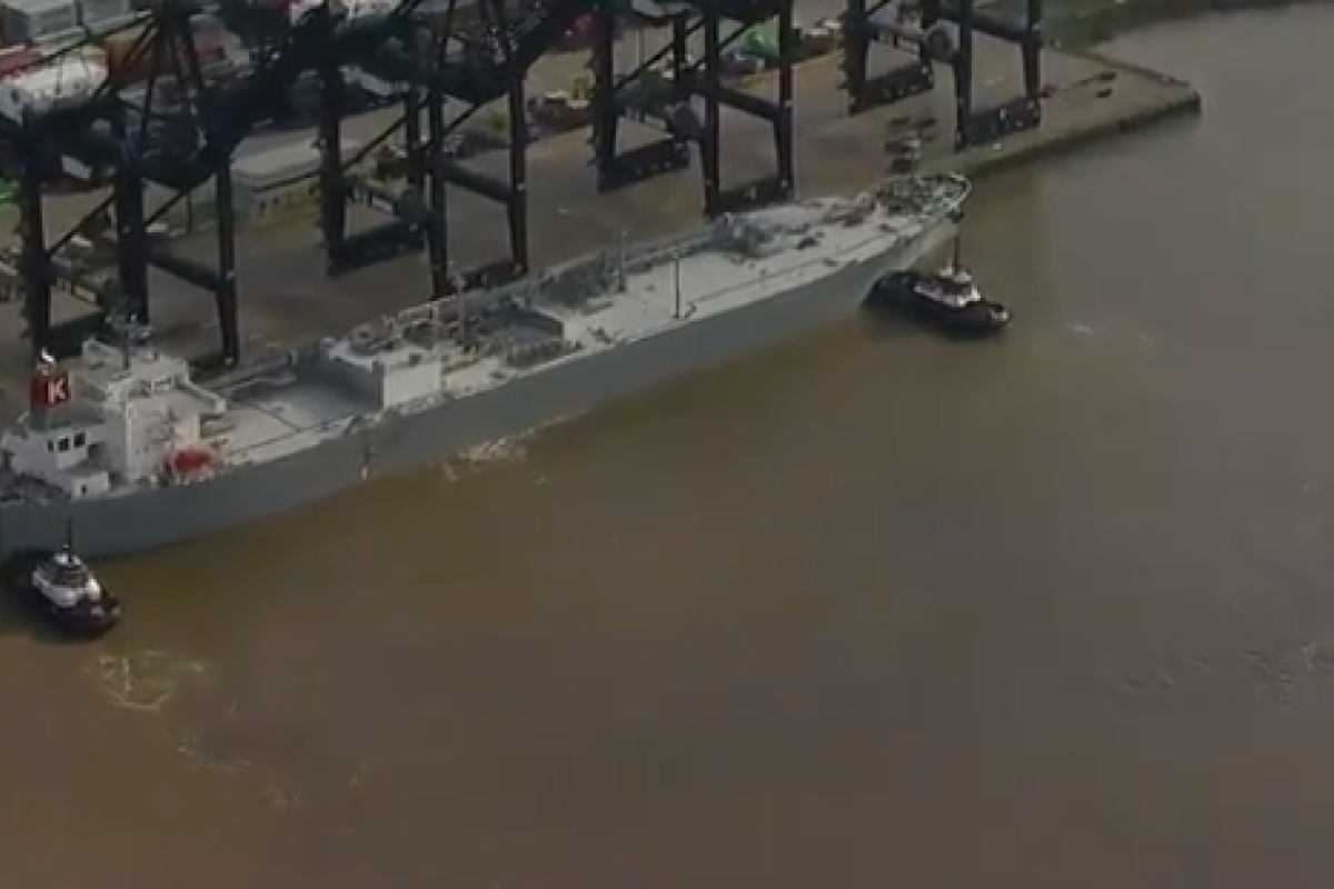 В США танкер столкнулся с боржами: произошла утечка нефтепродуктов