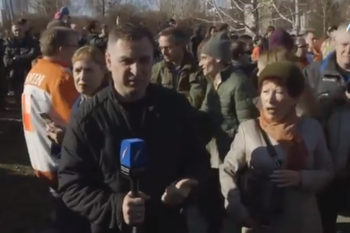Отобрали микрофон и дали в челюсть: В России на протестной акции унизили "православного" журналиста