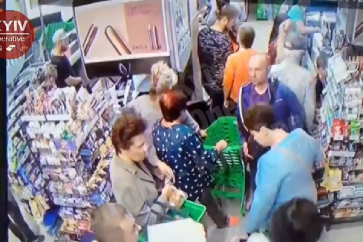 "Это же маньяк": В киевском супермаркете мужчина пытался свернуть шею ребенку "Это же маньяк": В киевском супермаркете мужчина пытался свернуть шею ребенку