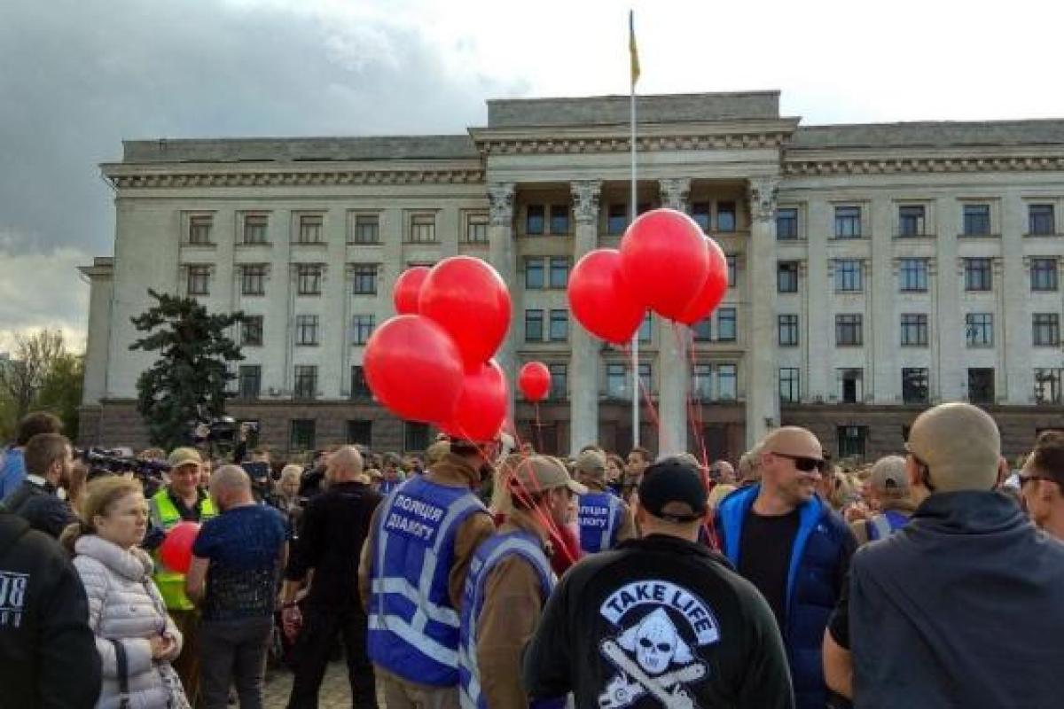 "Слава Украине" и "Вон из Одессы": в Одессе прошла акция памяти 2 мая "Слава Украине" и "Вон из Одессы": в Одессе прошла акция памяти 2 мая