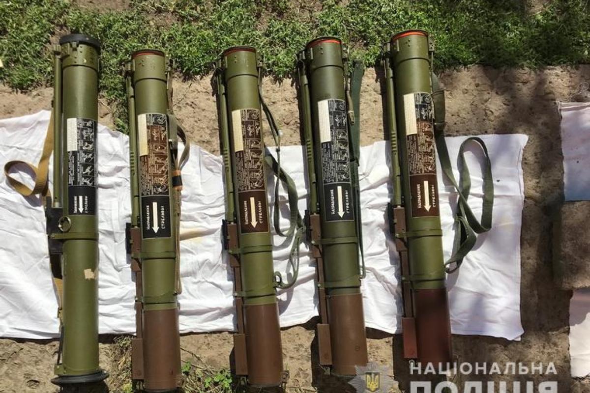 Целый склад оружия: на Луганщине местный житель хранил дома реактивные гранатометы Целый склад оружия: на Луганщине местный житель хранил дома реактивные гранатометы