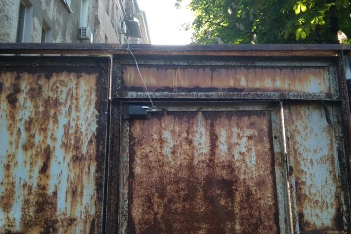 Только удача помогла мужчине остаться живым: На Днепропетровщине заминировали ворота одного из частных домов Только удача помогла мужчине остаться живым: На Днепропетровщине заминировали ворота одного из частных домов