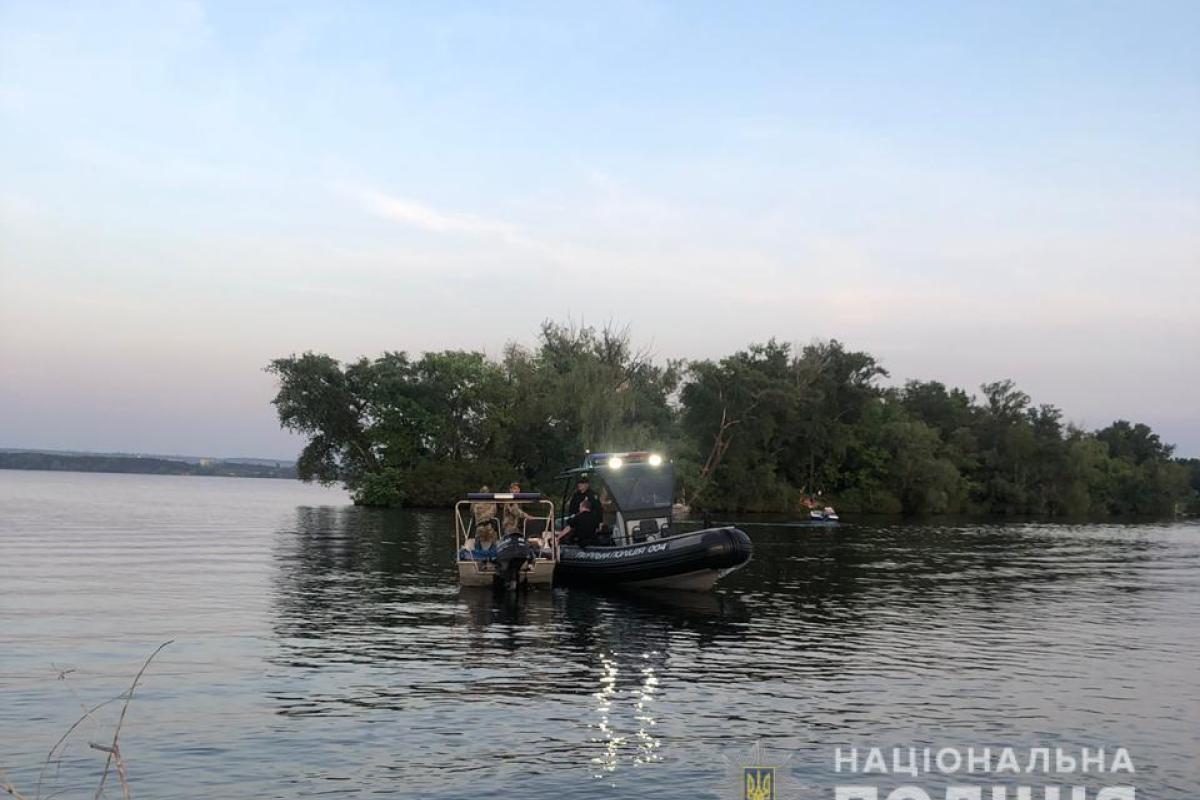 В Днепре организатор группы наркодельцов пытался сбежать от полиции вплавь В Днепре организатор группы наркодельцов пытался сбежать от полиции вплавь