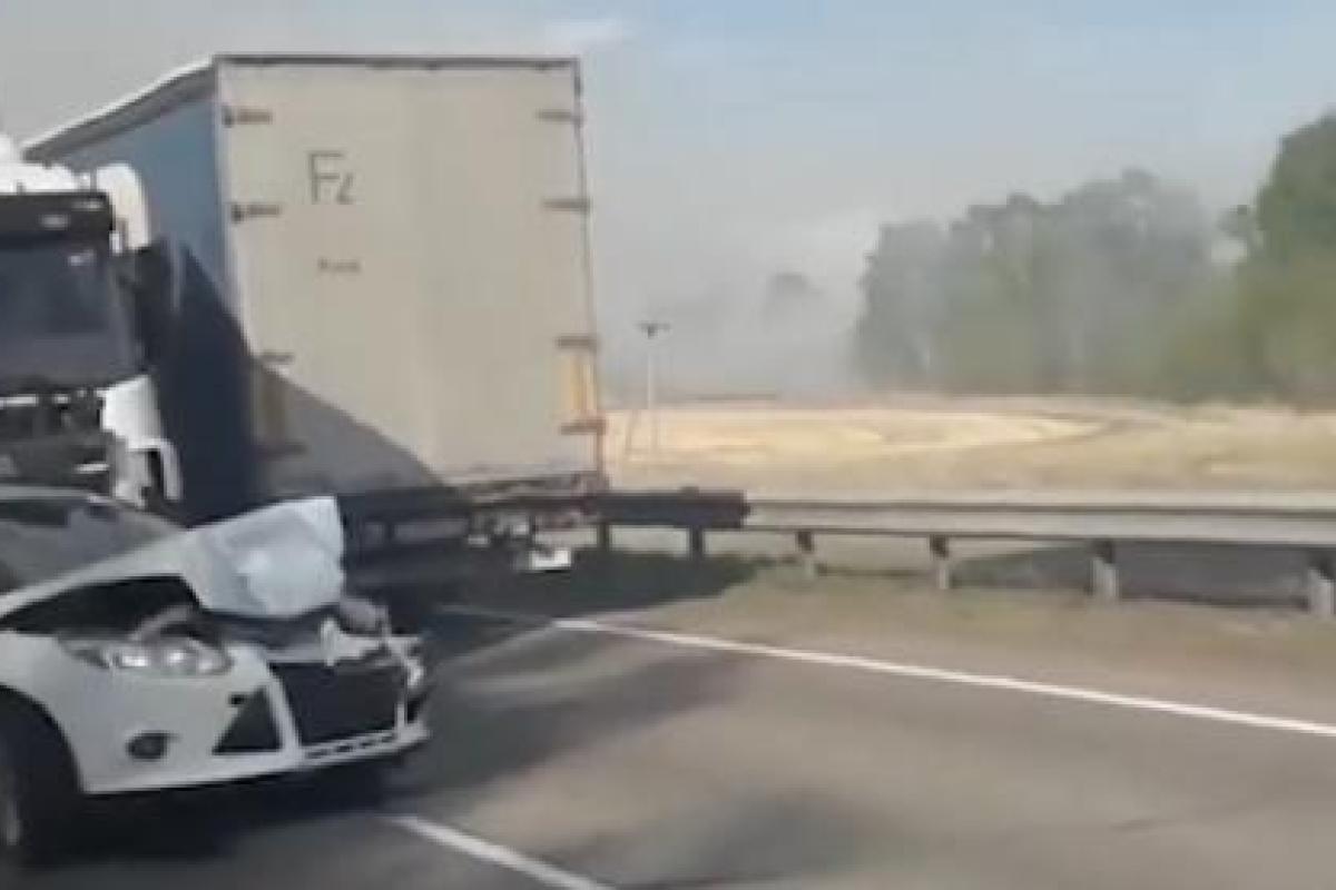 В России женщина кинулась под колеса "многотонника", спасая мать и детей В России женщина кинулась под колеса "многотонника", спасая мать и детей