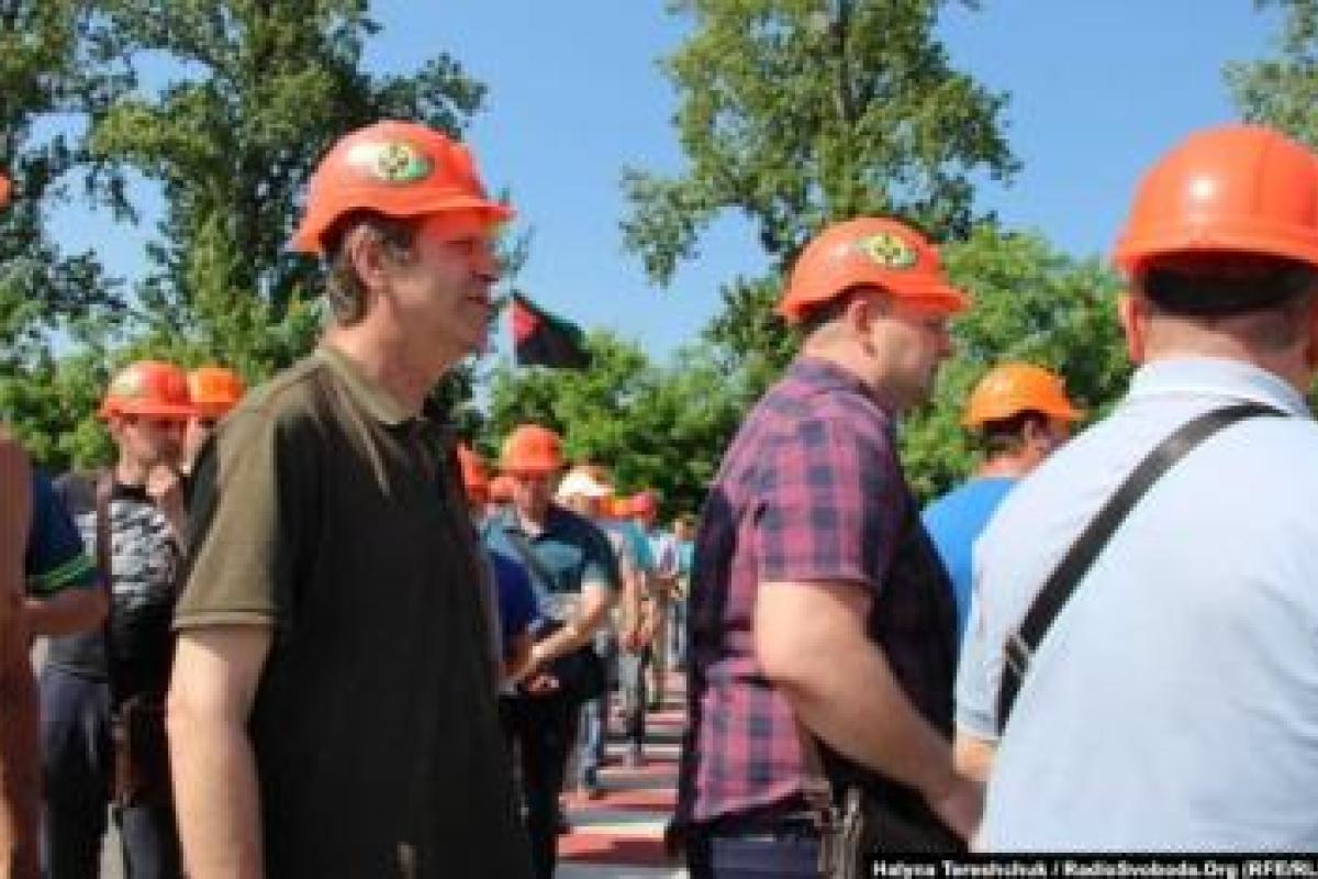 На Львовщине горняки перекрыли трассу из-за долгов по зарплате На Львовщине горняки перекрыли трассу из-за долгов по зарплате