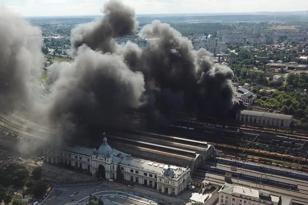 Во Львове горит локомотивное депо возле вокзала Во Львове горит локомотивное депо возле вокзала