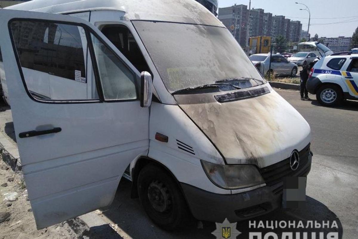 В Киеве неизвестные забросали маршрутки "коктейлями Молотова" В Киеве неизвестные забросали маршрутки "коктейлями Молотова"