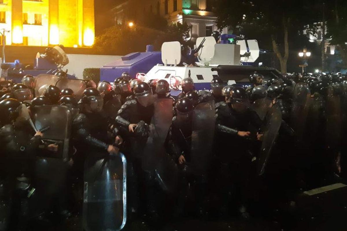 В Грузии спецназ разогнал митингующих: беспорядки продолжаются В Грузии спецназ разогнал митингующих: беспорядки продолжаются
