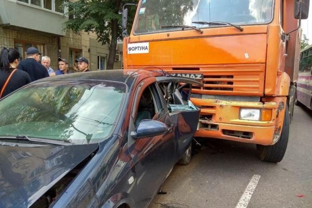 В Одессе из-за КамАЗа столкнулись семь автомобилей В Одессе из-за КамАЗа столкнулись семь автомобилей