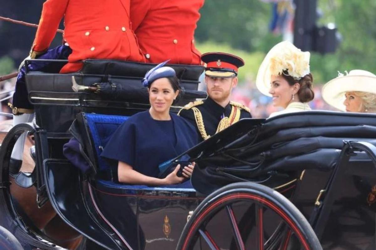 Меган Маркл впервые вышла с свет после рождения первенца