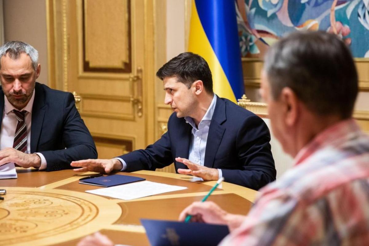 Президент встретился с семьями военных ВСУ и Нацгвардии, погибших при подозрительных обстоятельствах Президент встретился с семьями военных ВСУ и Нацгвардии, погибших при подозрительных обстоятельствах