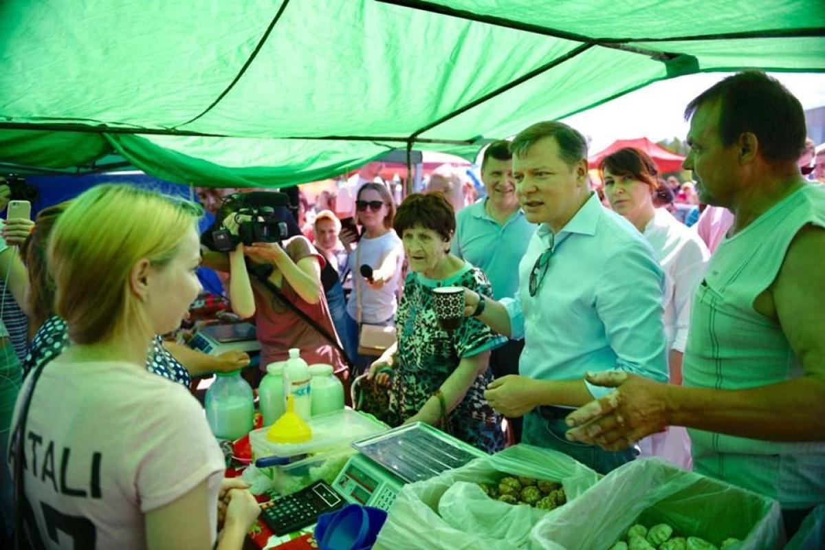 Купил сала за 30 гривен: Ляшко посетил ярмарку в Северодонецке