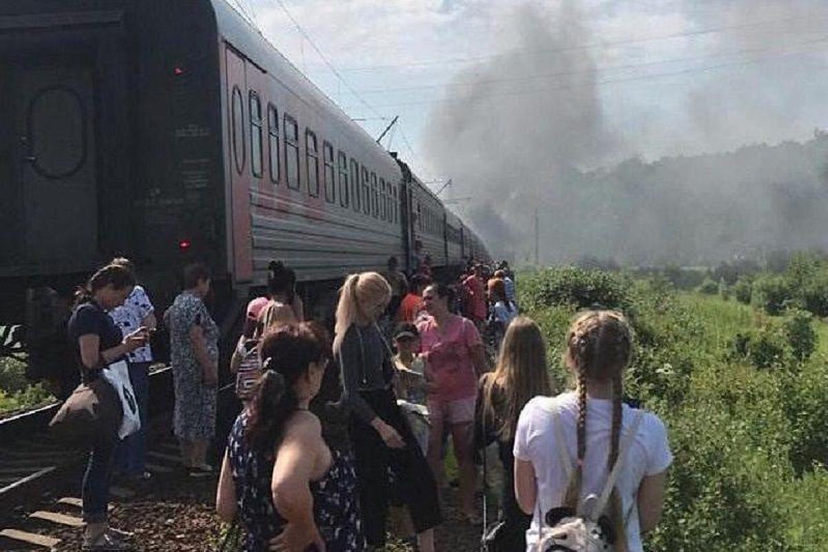 Масштабное ДТП в России: после столкновения загорелись поезд и грузовик Масштабное ДТП в России: после столкновения загорелись поезд и грузовик