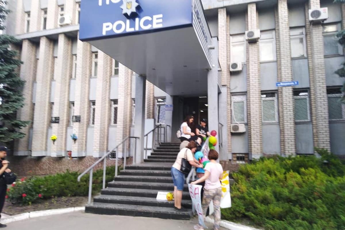 В Лисичанске под горотделом полиции прошла акция "Я не хочу бути наступним"