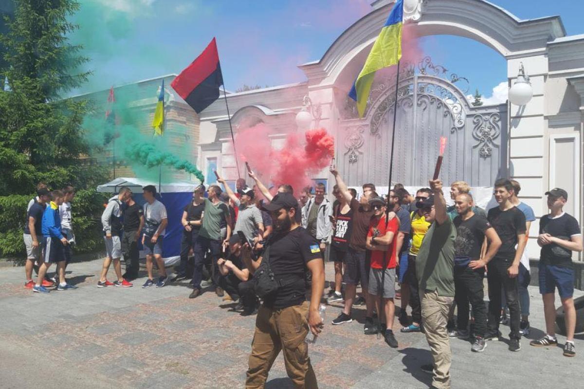 "Акция бессрочная": У дома Порошенко националисты жгут шины, требуя его ареста "Акция бессрочная": У дома Порошенко националисты жгут шины, требуя его ареста