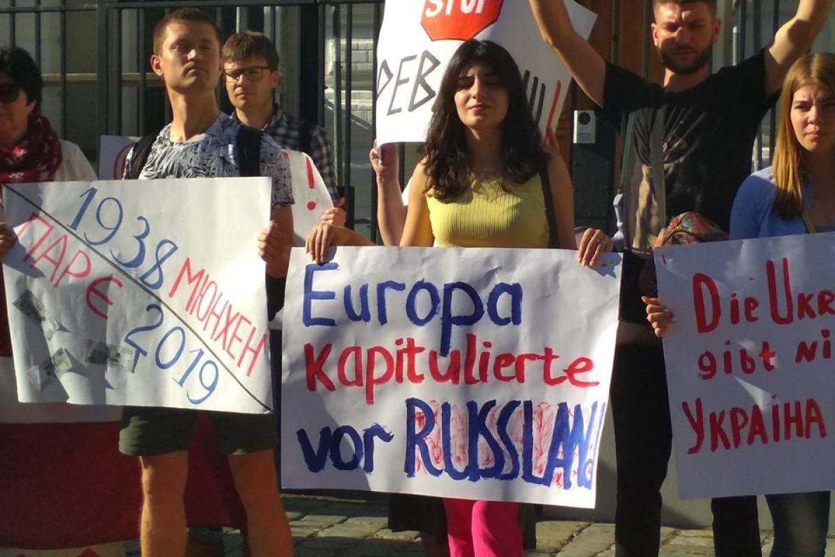 В Киеве пикетировали посольства государств, которые поддержали возвращение России в ПАСЕ В Киеве пикетировали посольства государств, которые поддержали возвращение России в ПАСЕ