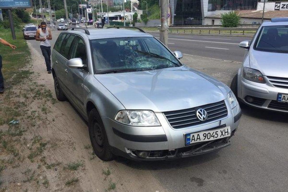 В Киеве на пешеходном переходе сбили мать и дочь: водитель пытался скрыться