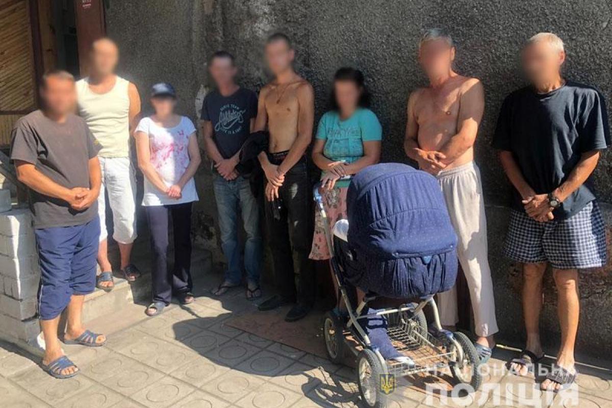 Полицейские Донетчины разоблачили сеть фальшивых "реабилитационных центров" и освободили из трудового рабства около 100 человек Полицейские Донетчины разоблачили сеть фальшивых "реабилитационных центров" и освободили из трудового рабства около 100 человек