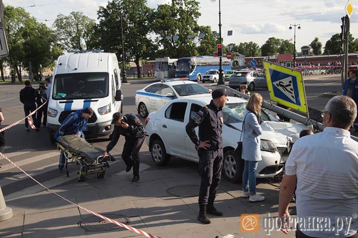В Санкт-Петербурге авто сбило толпу людей: водителя спасли от самосуда полицейские В Санкт-Петербурге авто сбило толпу людей: водителя спасли от самосуда полицейские