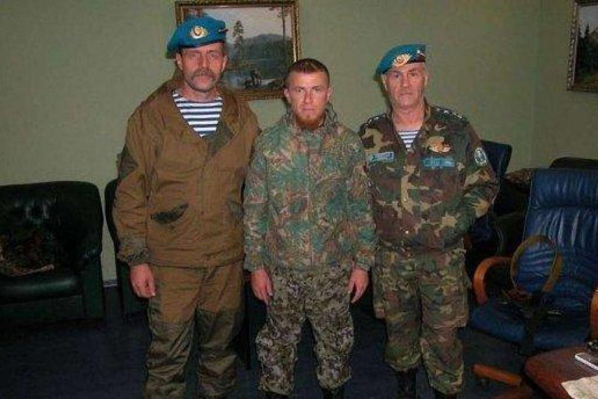 В России продают пластиковые фигурки "Беса" и "Моторолы"