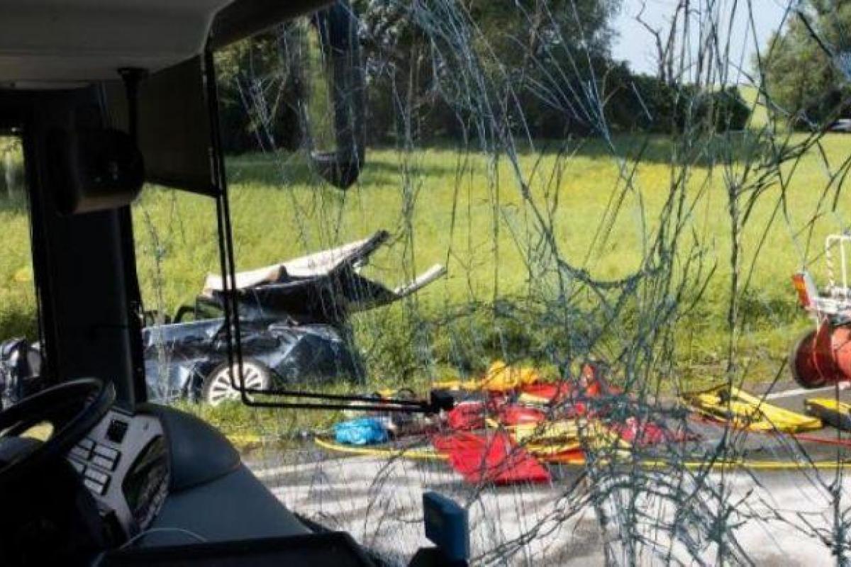 В Германии произошло столкновение легкового автомобиля и школьного автобуса, много пострадавших В Германии произошло столкновение легкового автомобиля и школьного автобуса, много пострадавших