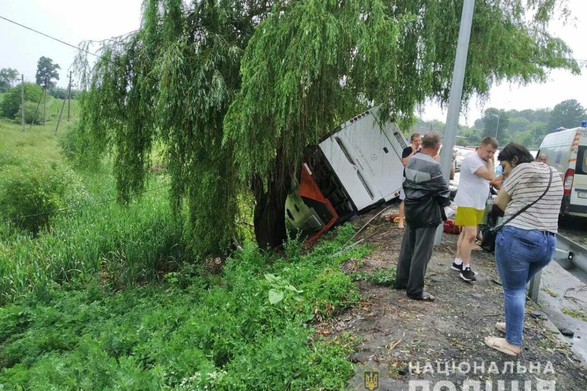 В Винницкой области автобус международного сообщения упал в кювет, шесть человек ранены В Винницкой области автобус международного сообщения упал в кювет, шесть человек ранены
