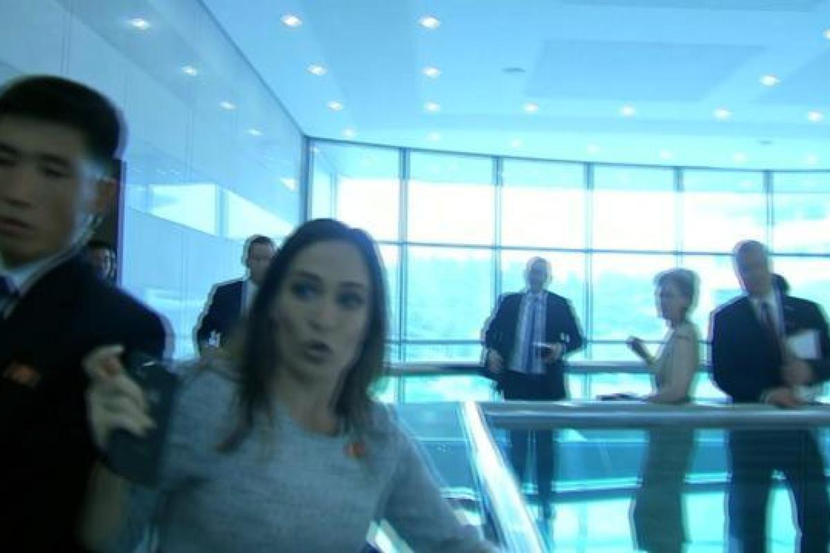 Пресс-секретарь Трампа пострадала в потасовке с северокорейскими журналистами Пресс-секретарь Трампа пострадала в потасовке с северокорейскими журналистами