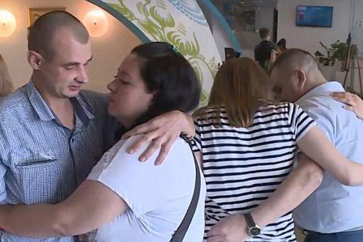 Освобожденные из "ЛДНР "украинцы прибыли в Киев Освобожденные из "ЛДНР "украинцы прибыли в Киев