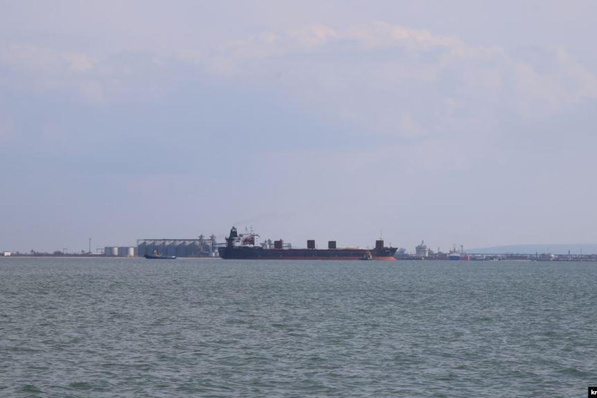 В Керченском проливе село на мель российское судно