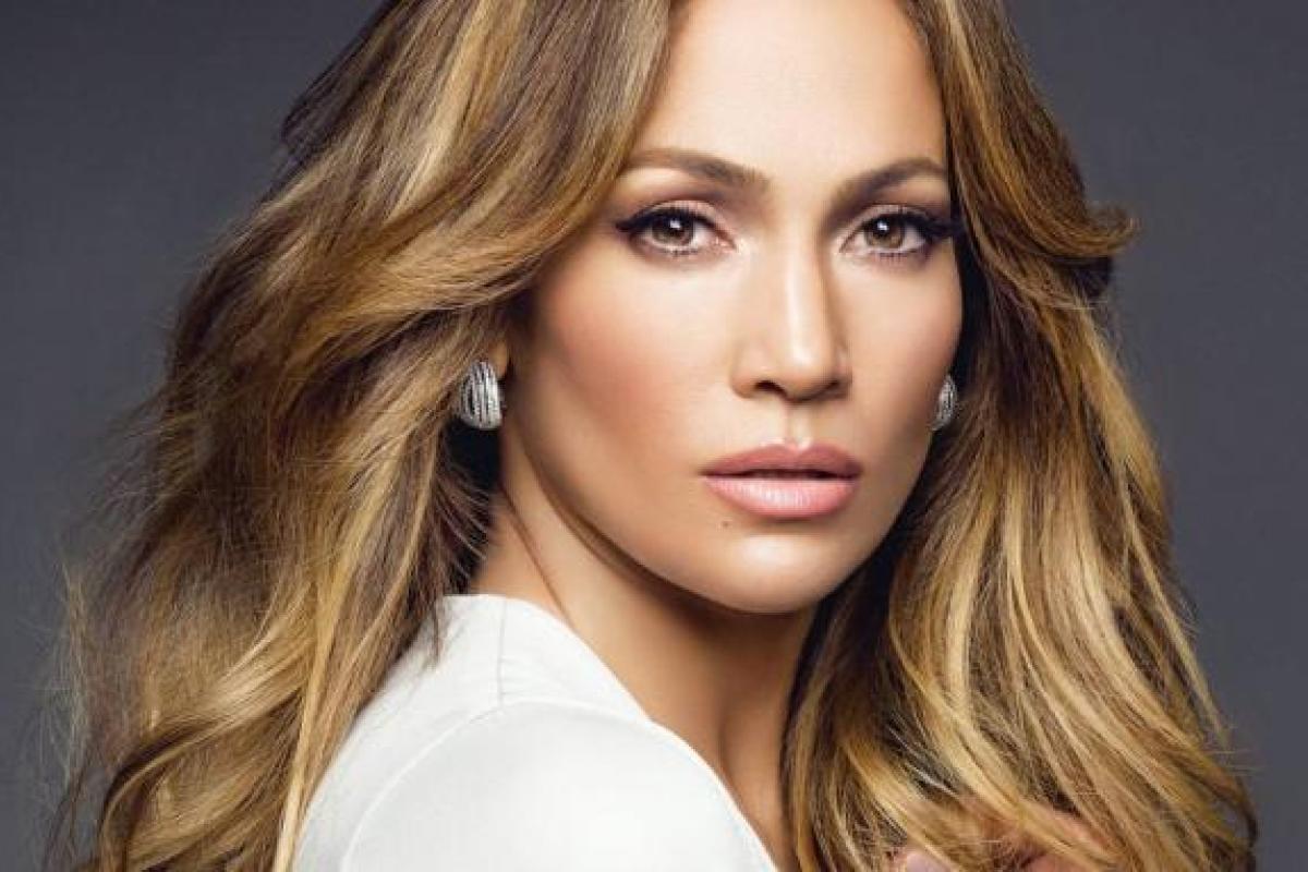 Почти 50-летняя Дженнифер Лопес похвасталась упругими ягодицами