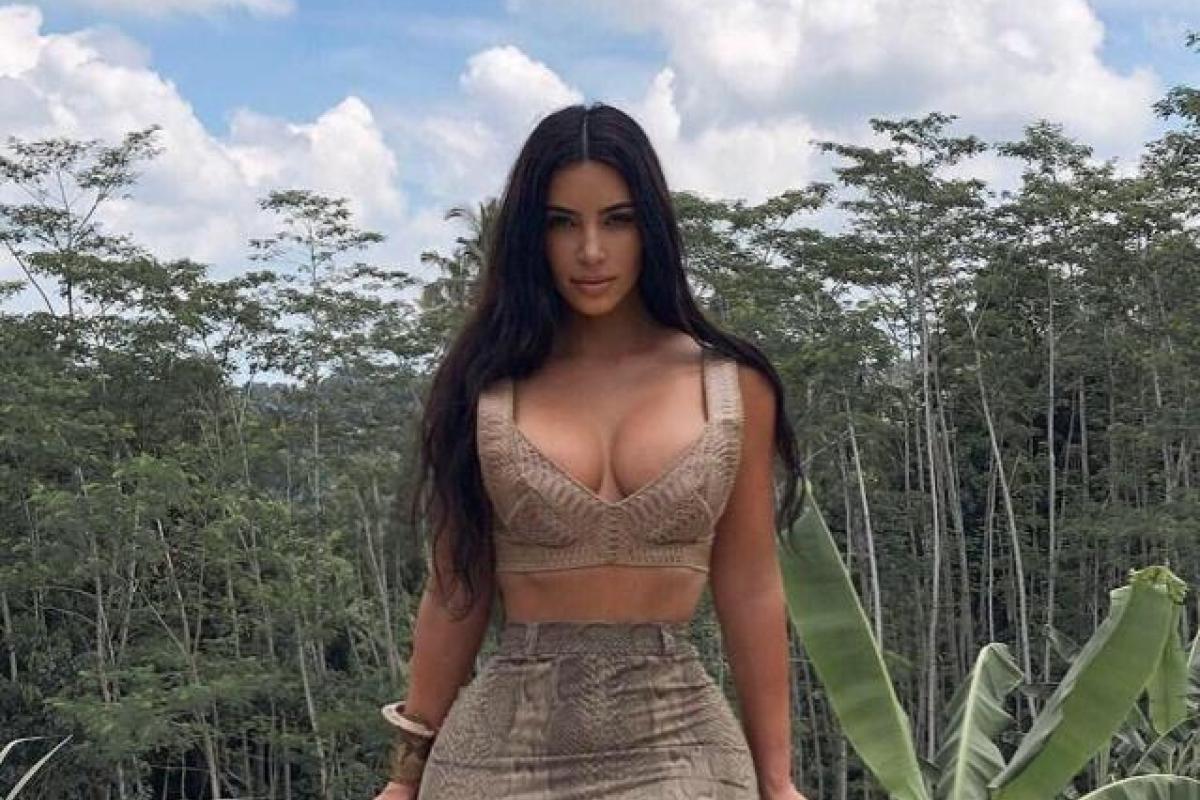 Ким Кардашьян повторила стильный образ Кэрри из сериала "Секс и город"