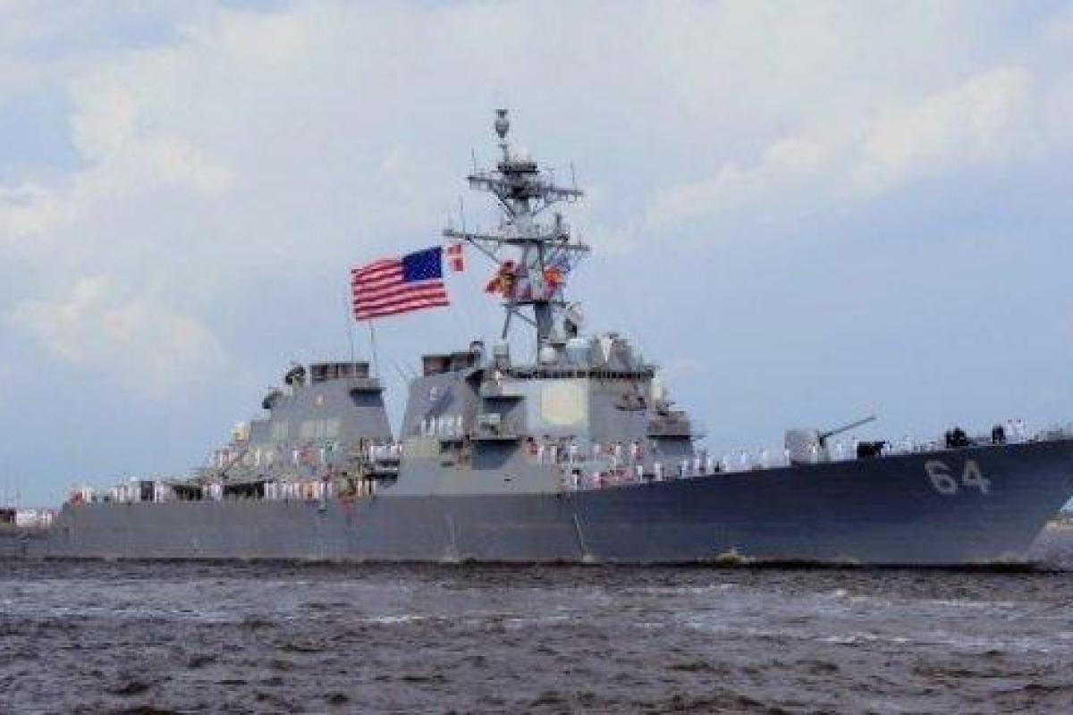 Американский эсминец USS Carney движется к Одессе, за ним следит российское судно Американский эсминец USS Carney движется к Одессе, за ним следит российское судно