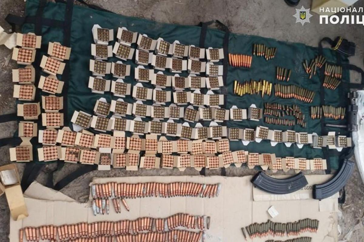 В Северодонецке оперативники обнаружили в гараже тайник с боеприпасами В Северодонецке оперативники обнаружили в гараже тайник с боеприпасами