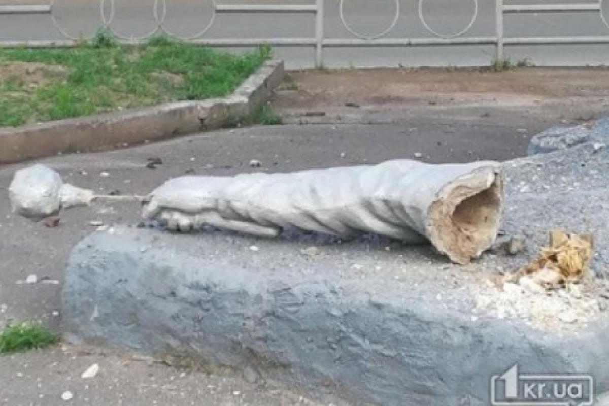 Отвалилась булава: Соцсети обсуждают "знаковый" инцидент в родном городе Зеленского Отвалилась булава: Соцсети обсуждают "знаковый" инцидент в родном городе Зеленского
