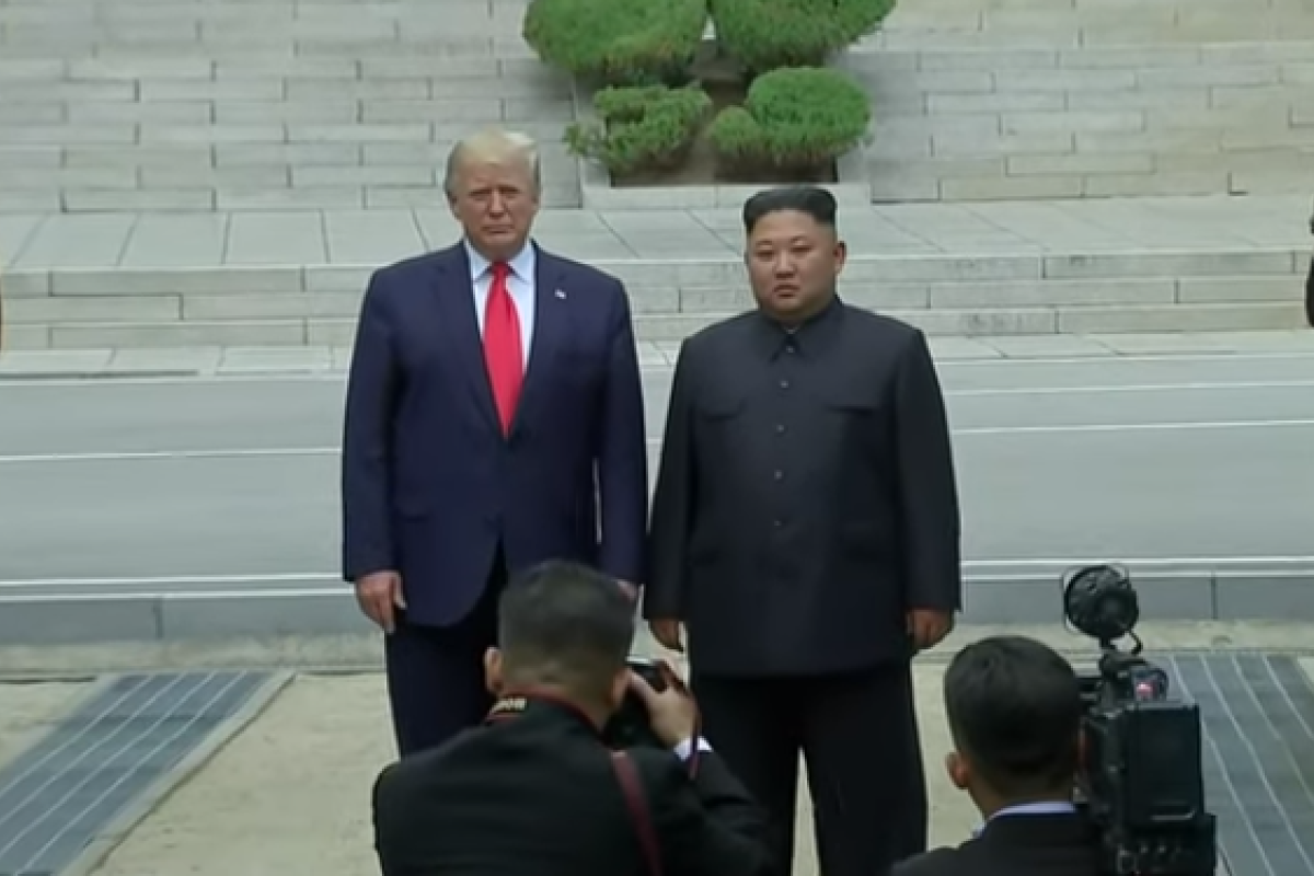 Трамп встретился с Ким Чен Ыном на границе двух Корей Трамп встретился с Ким Чен Ыном на границе двух Корей