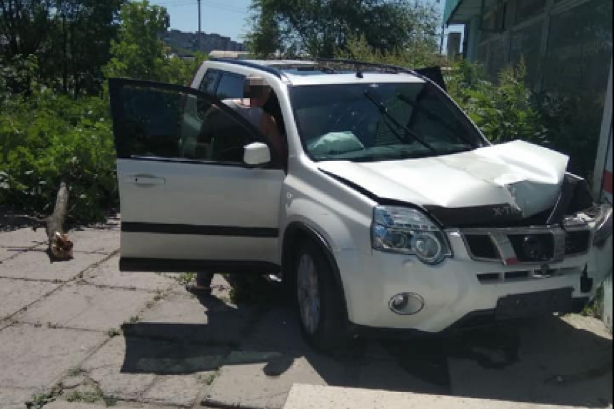 В Северодонецке женщина-водитель врезалась в дерево В Северодонецке женщина-водитель врезалась в дерево