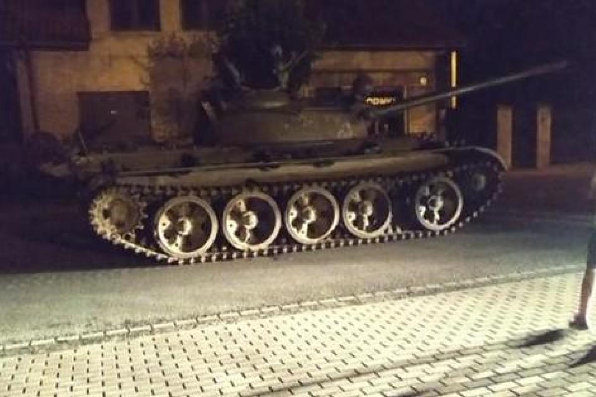 В Польше пьяный мужчина угнал советский танк и катался на нем по центру города