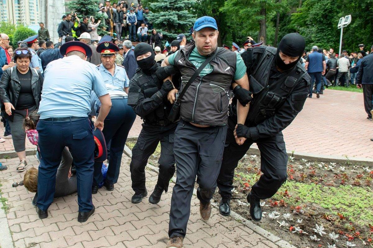 В Казахстане в день выборов задержали более 100 участников акции протеста В Казахстане в день выборов задержали более 100 участников акции протеста