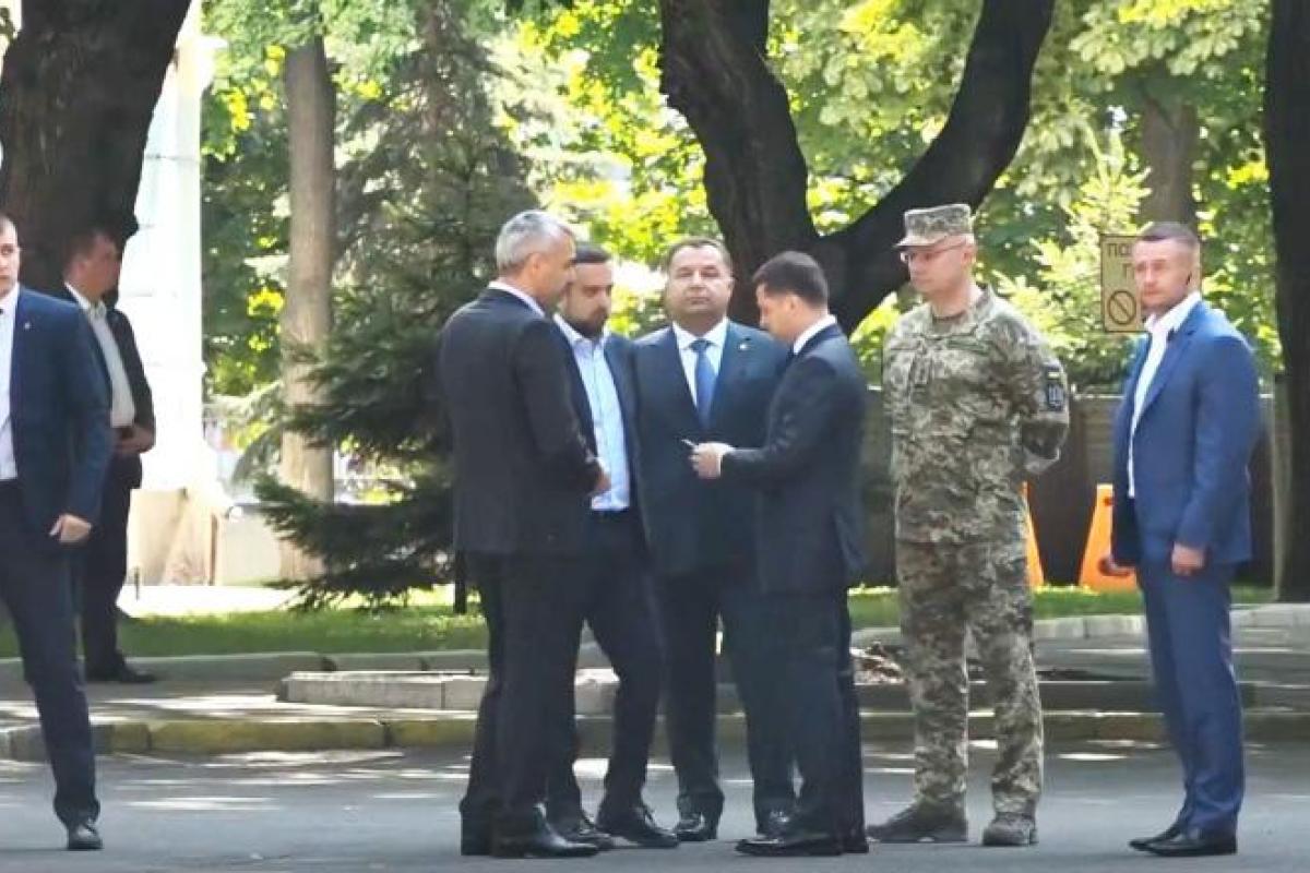 Видеофакт: Президент оттолкнул министра обороны Видеофакт: Президент оттолкнул министра обороны