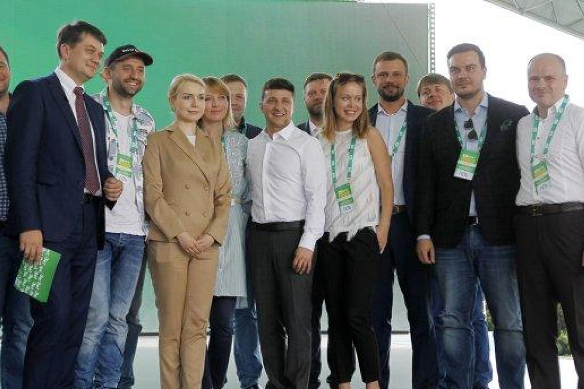 Наметился спад популярности: Рейтинг «Слуги народа» падает, «Оппоблока - За жизнь» - растет Наметился спад популярности: Рейтинг «Слуги народа» падает, «Оппоблока - За жизнь» - растет