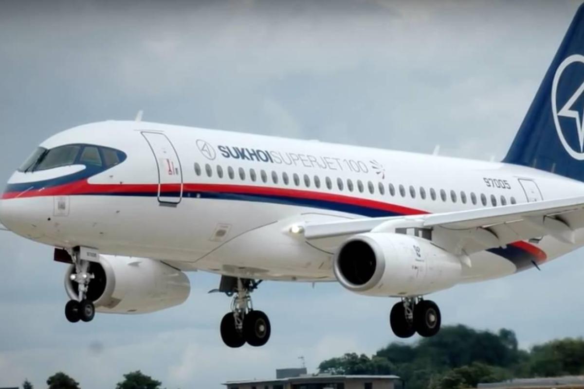 Отказал двигатель: В России произошло новое ЧП с самолетом Sukhoi Superjet 100