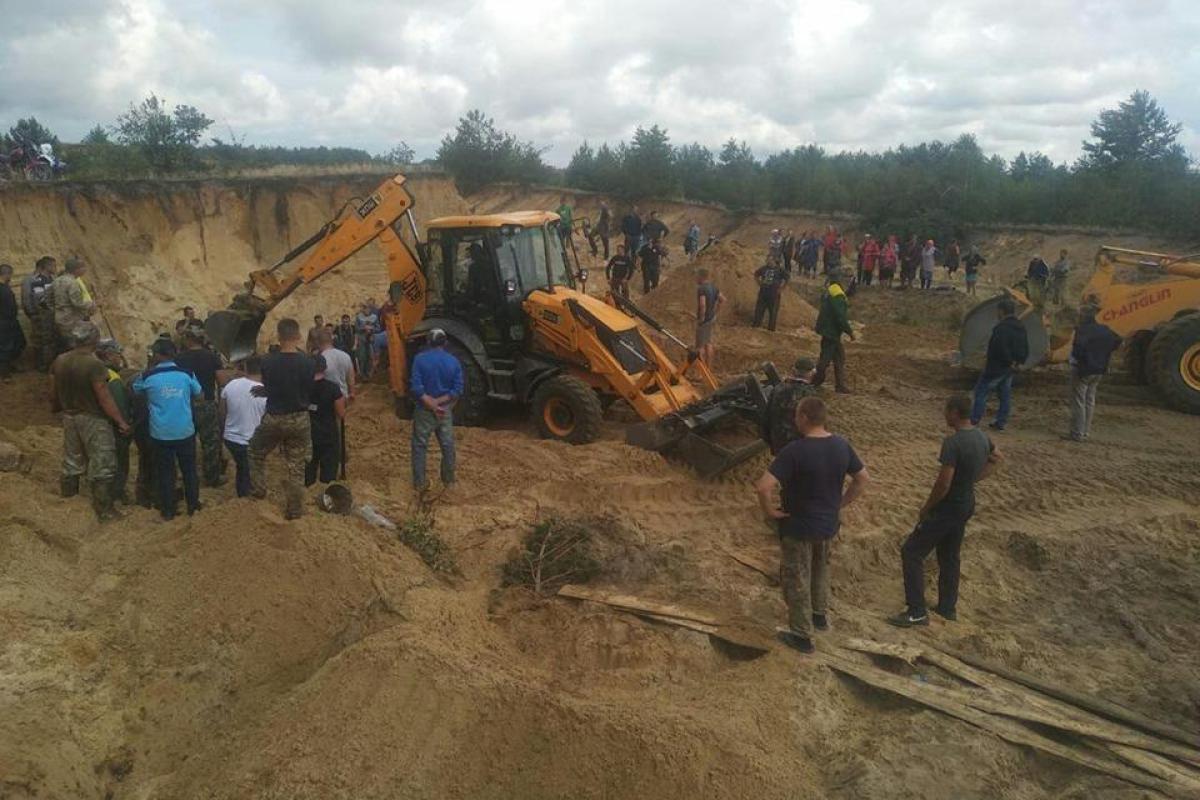 В Ровенской области на карьере двоих детей засыпало песком