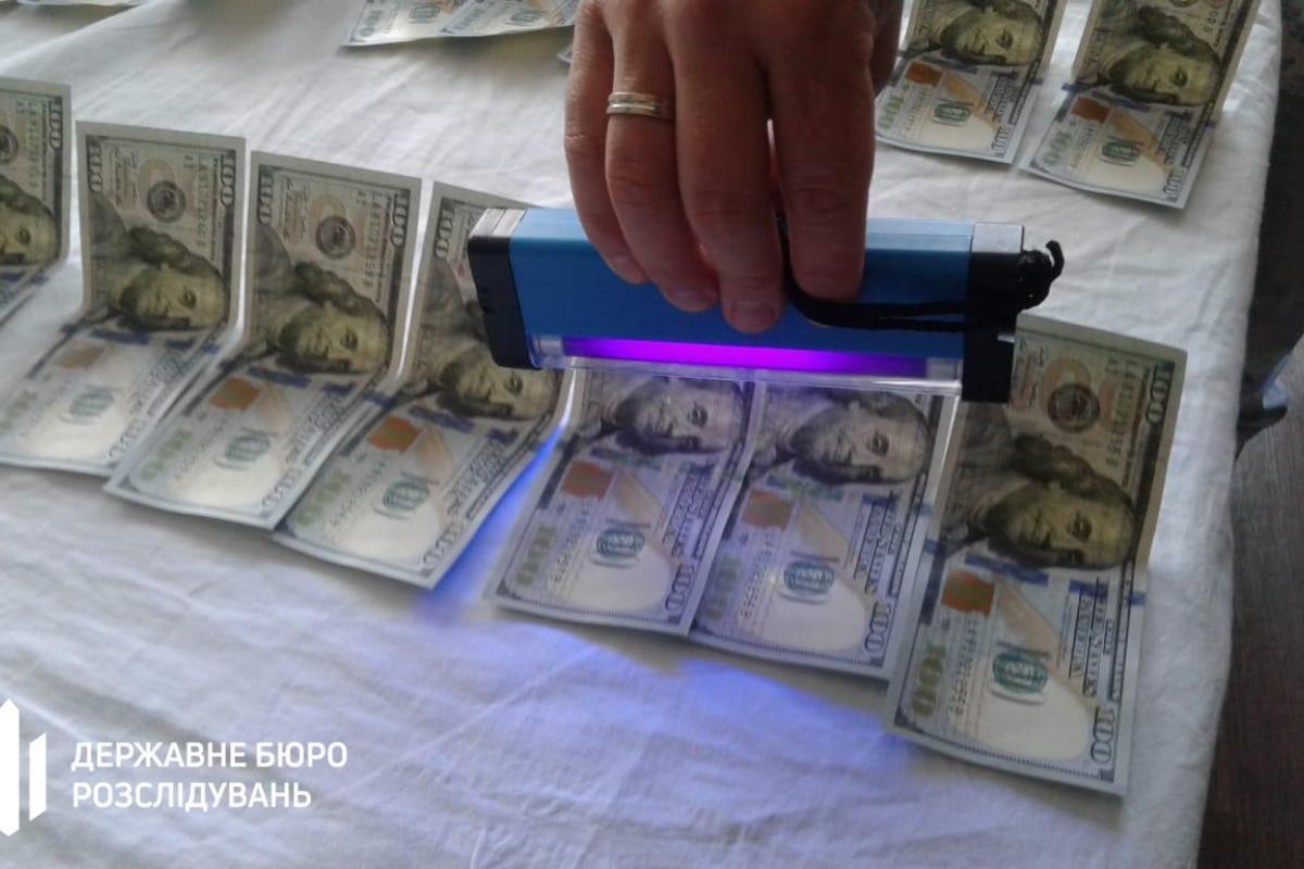 На Черкасчине поймали с поличным на взятке в 2000 долларов старшего опера На Черкасчине поймали с поличным на взятке в 2000 долларов старшего опера