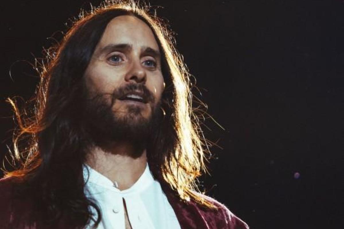 Забрал гитару у уличного музыканта: Джаред Лето удивил киевлян выступлением на пешеходном мосту