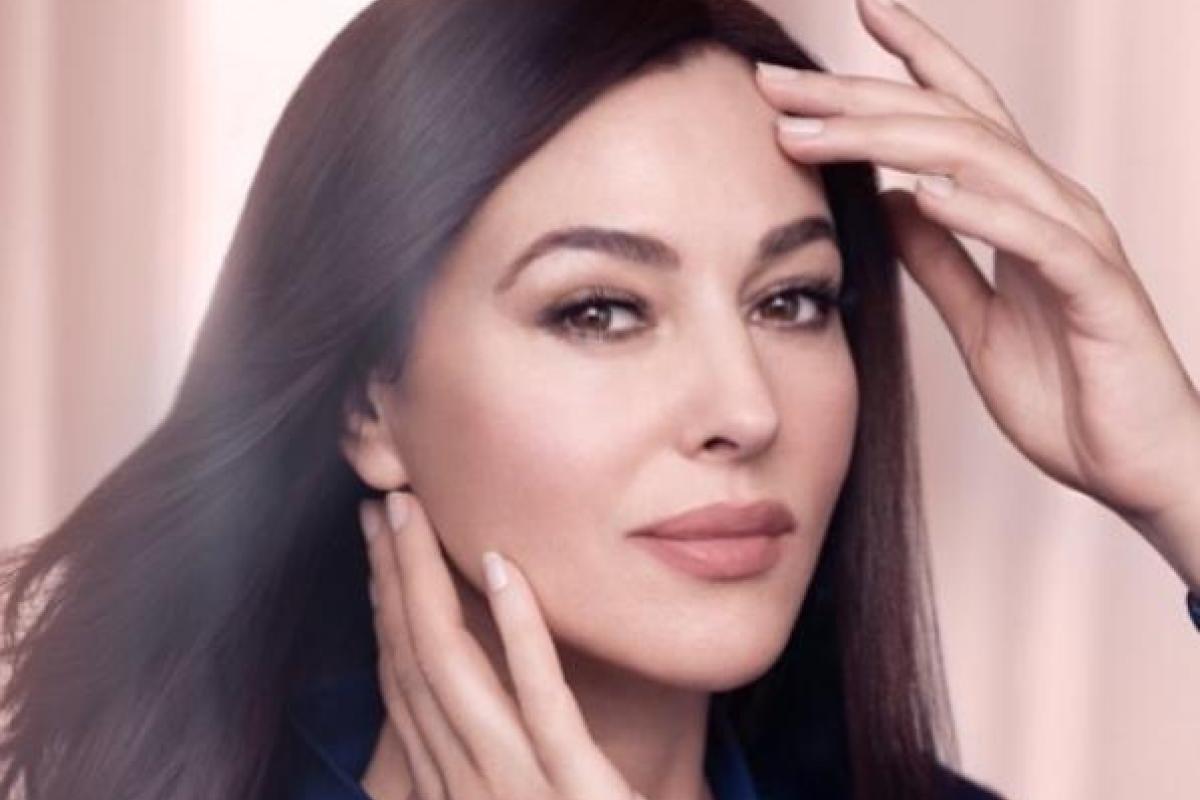 Безупречна: Моника Белуччи снялась для обложки августовского глянца