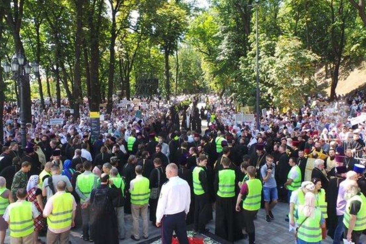 В Киеве проходит крестный ход в честь дня крещения Киевской Руси
