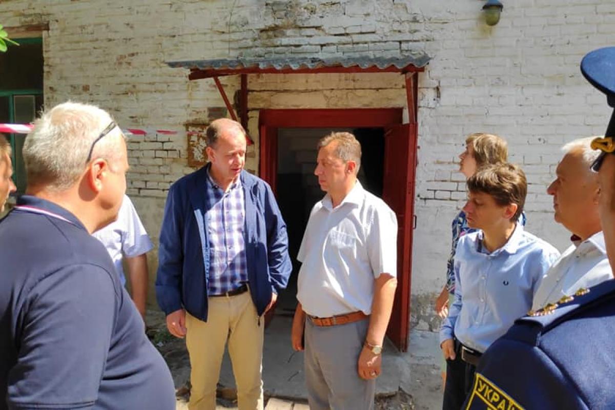 Новый глава Луганской ОГА пообщался с жителями аварийного дома в Лисичанске Новый глава Луганской ОГА пообщался с жителями аварийного дома в Лисичанске