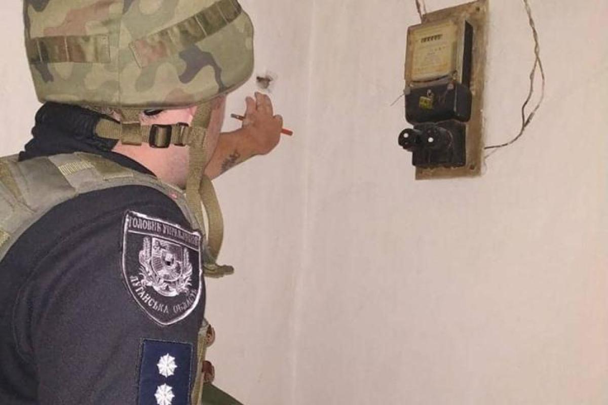 Стену прошило насквозь: В Золотом боевики расстреляли из пулемета дом пенсионерки Стену прошило насквозь: В Золотом боевики расстреляли из пулемета дом пенсионерки