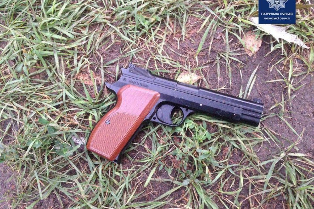 Стреляли из оружия на детской площадке: В Северодонецке поймали подростков Стреляли из оружия на детской площадке: В Северодонецке поймали подростков