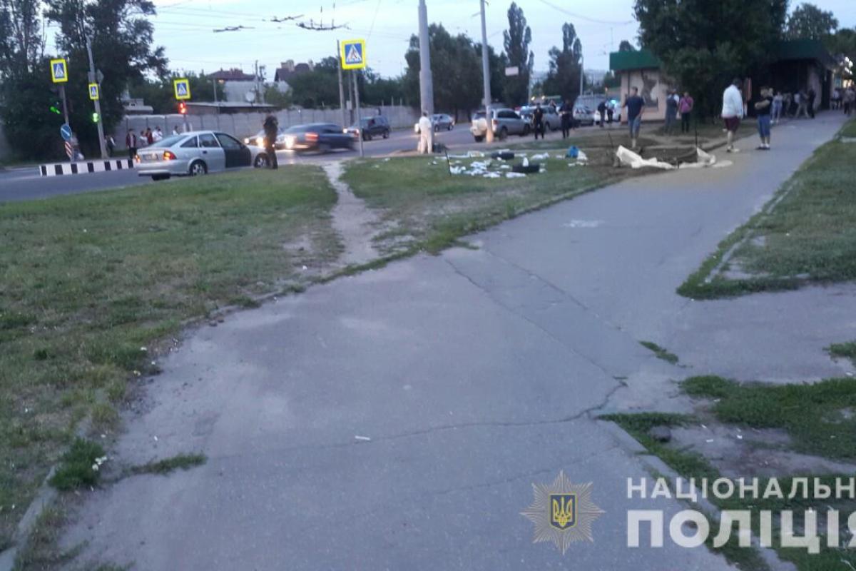 В Харькове 20-летняя девушка-водитель въехала в агитационную палатку В Харькове 20-летняя девушка-водитель въехала в агитационную палатку